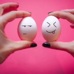 שתי ביצים עם פרצופים על רקע ורוד